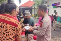 Kapolres Bantaeng AKBP Andi Kumara saat membagikan nasi kotak kepada masyarakat Bantaeng 