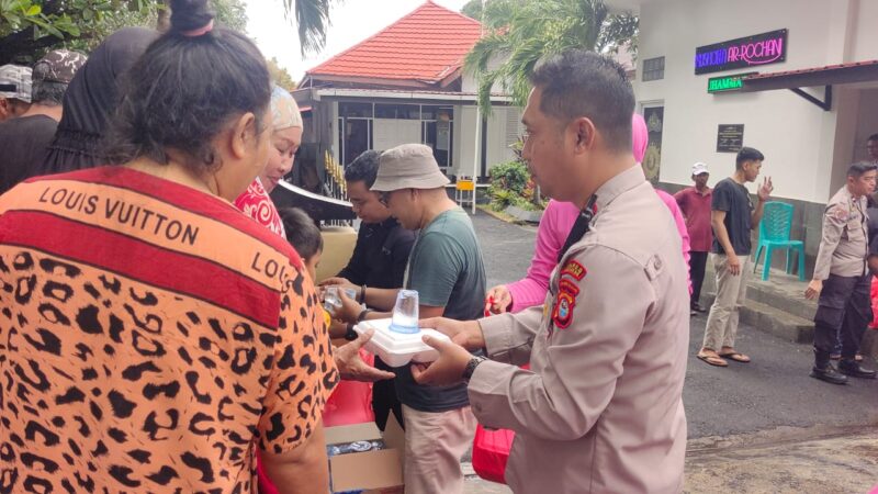 Kapolres Bantaeng AKBP Andi Kumara saat membagikan nasi kotak kepada masyarakat Bantaeng 