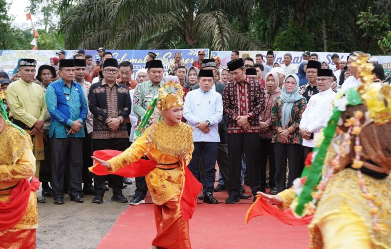 Gubernur Al Haris didampingi Bupati Bungo Mashuri dan Ketua DPRD Provinsi Jambi Edi Purwanto saat Peresmian Masjid Baiturrahim Rantau Keloyang Bungo. (Foto: Diskominfo Provinsi Jambi)