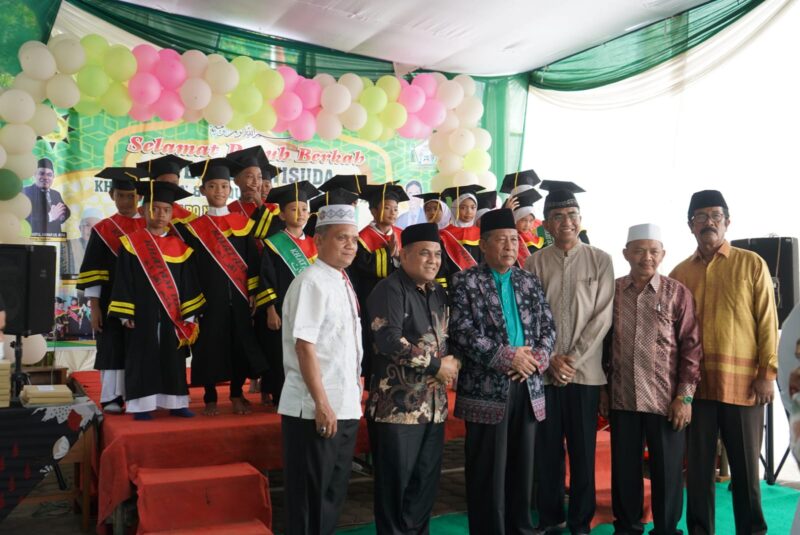 Wakil Gubernur Jambi Drs. H. Abdullah Sani saat menghadiri Wisuda Khatam Iqra' dan Al-Qur'an Yayasan Nurul Wahid Al-Islami. (Foto: dok. Kominfo Provinsi Jambi).