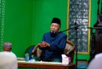 Wakil Gubernur Jambi Drs. H. Abdullah Sani saat memberikan Tausiyah Agama di Masjid Jam'iyyatul Islamiyah. (Foto: dok. Kominfo Provinsi Jambi).