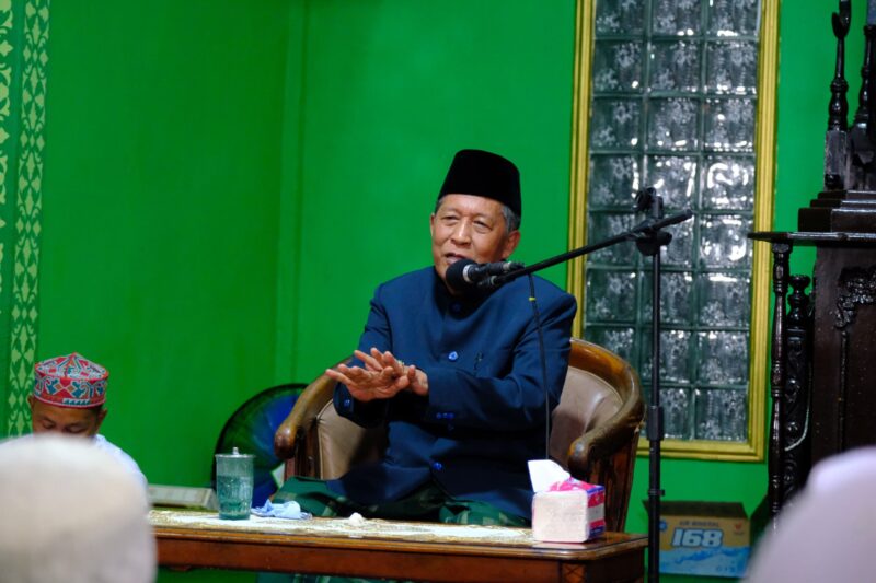 Wakil Gubernur Jambi Drs. H. Abdullah Sani saat memberikan Tausiyah Agama di Masjid Jam'iyyatul Islamiyah. (Foto: dok. Kominfo Provinsi Jambi).