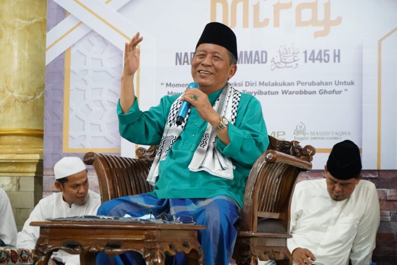 Wakil Gubernur Jambi Abdullah Sani menjadi Penceramah dalam Peringatan Isra' Miraj di Masji Taqwa, Desa Simpang Karmeo, Kabupaten Batanghari. (Foto: dok. Kominfo Provinsi Jambi).