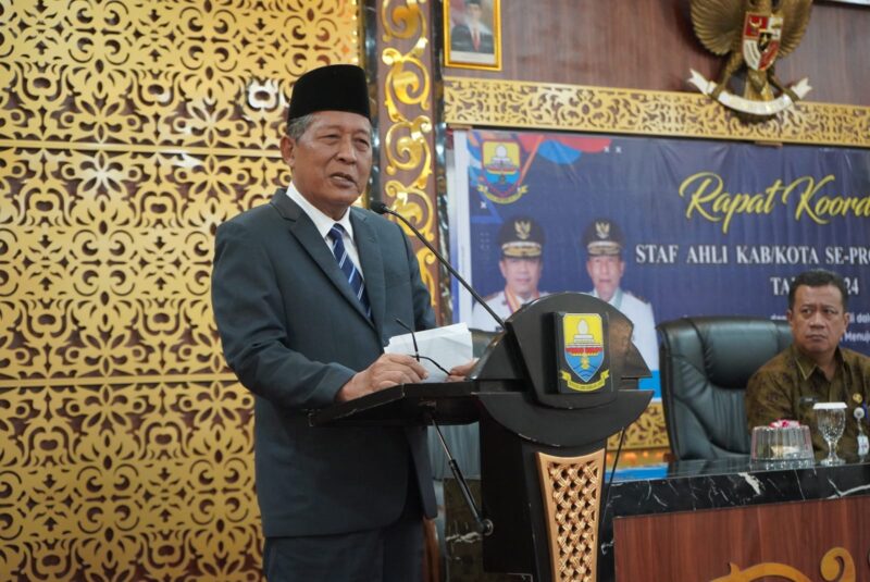 Wakil Gubernur Jambi Drs. H. Abdullah Sani saat membuka Rapat Koordinasi Staf Ahli se-Provinsi Jambi. (Foto: dok. Kominfo Provinsi Jambi).