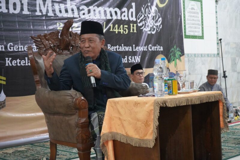 Wakil Gubernur Jambi Drs. H. Abdullah Sani saat menyampaikan tausiyah agama Peringatan Isra' Mi'raj di Masjid Miftahul Ishlah, Desa Tempino, Kecamatan Mestong, Kabupaten Muaro Jambi. (Foto: dok. Kominfo Provinsi Jambi).