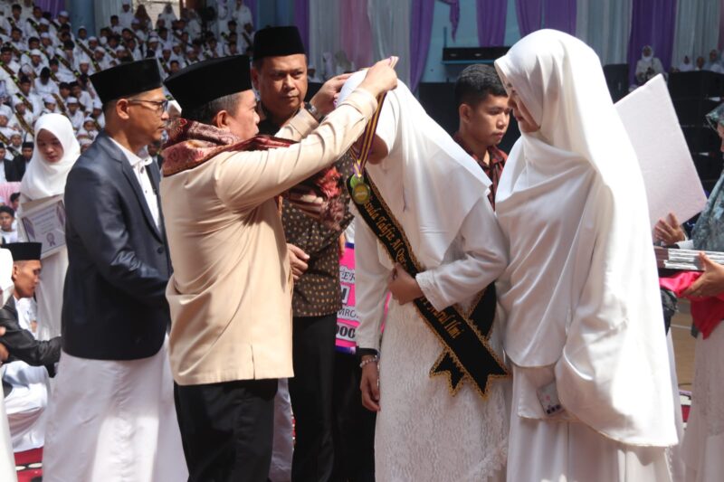 Gubernur Al Haris saat memberikan Hadiah Umroh bagi 2 orang Guru dan 3 orang Siswa SDIT Nurul Ilmi Jambi. (Foto: dok. Kominfo Provinsi Jambi).