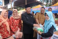 Wakil Gubernur Jambi Drs. H. Abdullah Sani saat membuka Bazar Ramadhan 1445 H. (Foto: dok. Kominfo Prov. Jambi)