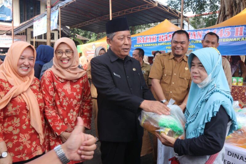 Wakil Gubernur Jambi Drs. H. Abdullah Sani saat membuka Bazar Ramadhan 1445 H. (Foto: dok. Kominfo Prov. Jambi)