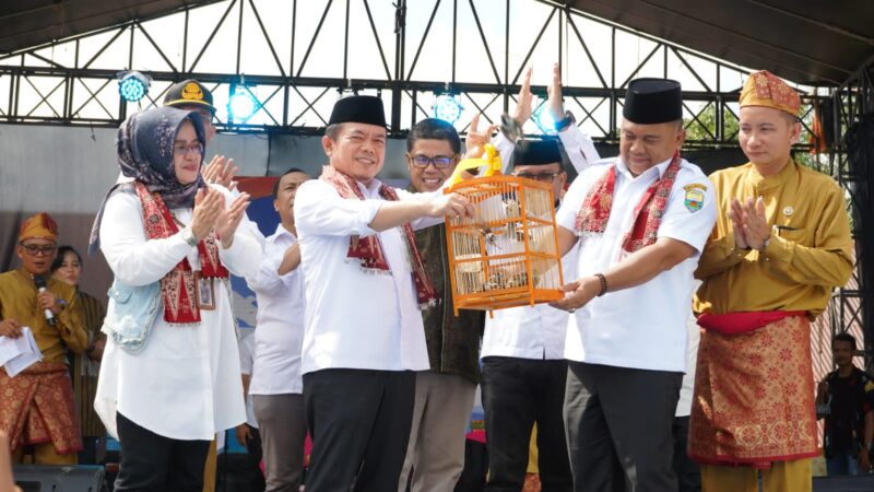 Gubernur Al Haris saat berada di SMAN 2 Muaro Jambi. (Foto: dok. Kominfo Prov. Jambi).