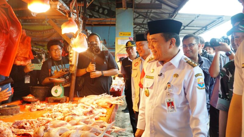 Gubernur Al Haris melakukan Sidak ke Pasar Angso Duo Baru Jambi. (Foto: dok. Kominfo Prov. Jambi).