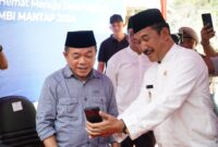 Momen Gubernur Al Haris didampingi Pj. Bupati Kerinci Asraf saat Melakukan Video Call bersama Pj. Bupati Merangin Mukti. (Foto: dok. Kominfo Prov. Jambi).