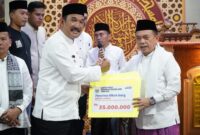 Gubernur Al Haris saat menyerahkan Bantuan Hibah Pembangunan Masjid Pahlawan di Kecamatan Siulak. (Foto: dok. Kominfo Prov. Jambi).