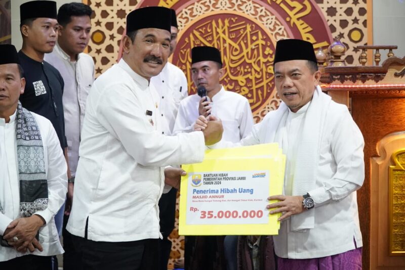 Gubernur Al Haris saat menyerahkan Bantuan Hibah Pembangunan Masjid Pahlawan di Kecamatan Siulak. (Foto: dok. Kominfo Prov. Jambi).