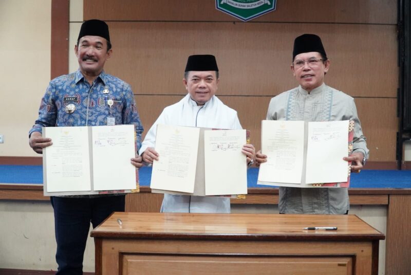 Al Haris bersama Asraf dan Ahmadi Zubir Sesaat Setelah Penandatanganan MoU. (Foto: dok. Kominfo Prov. Jambi).