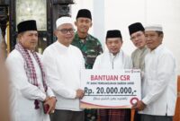 Al Haris saat Menyerahkan Bantuan CSR Pembangunan Masjid. (Foto: dok. Kominfo Prov. Jambi).