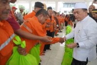 Gubernur Al Haris saat memberikab bantuan sembako untuk Petugas Kebersihan Kota Jambi. (Foto: Kominfo Provinsi Jambi).