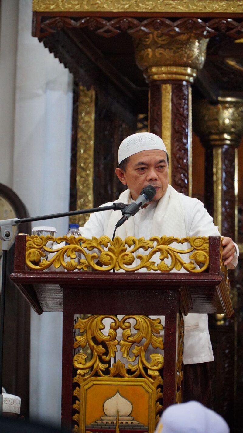 Gubernur Al Haris saat Memperingati Malam Nuzulul Qur'an di Masjid Agung Al-Falah Jambi. (Foto: dok. Kominfo Provinsi Jambi).