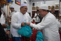 Gubernur Jambi Al Haris Menyalurkan Sembako Saat Melaksanakan Safari Ramadhan di Masjid Kurnia, Kelurahan Beliung, Kecamatan Alam Barajo. (Foto: Kominfo Prov. Jambi).