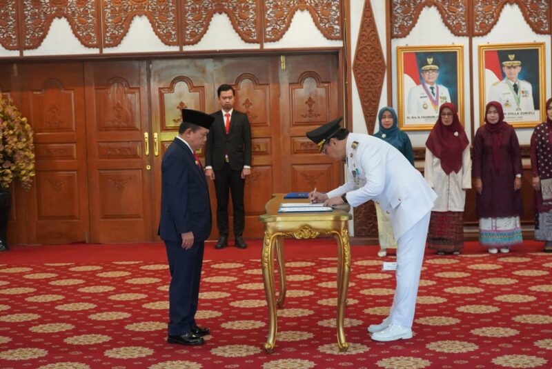 Gubernur Jambi Al Haris saat Melantik Pj. Bupati Tebo Varial Adhi Putra. (Foto: Kominfo Prov. Jambi).