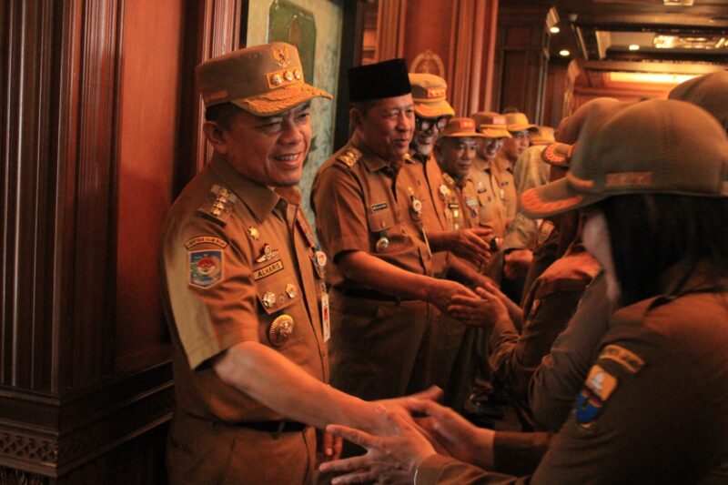 Gubernur Al Haris didampingi Wakil Gubernur Abdullah Sani dan Sekretaris Daerah Sudirman menggelar Halal Bihalal bersama Ratusan Pegawai Pemerintah Provinsi Jambi. (Foto: Kominfo Provinsi Jambi)