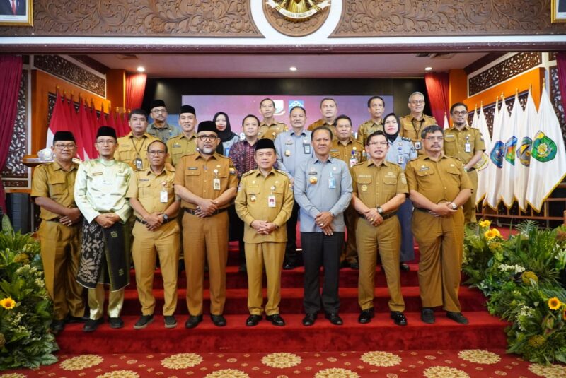 Gubernur Al Haris Foto Bersama Tim Gugus Tugas Bisnis dan HAM. (dok. Kominfo Provinsi Jambi).