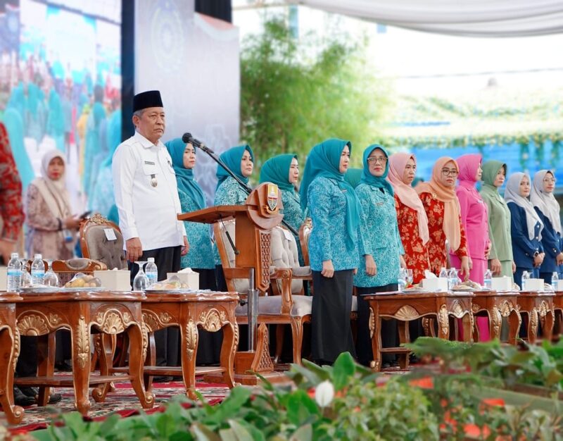 Wakil Gubernur Jambi Drs. H. Abdullah Sani didampingi Ketua TP PKK Provinsi Jambi Hj. Hesnidar Haris saat menghadiri Jambore TP PKK Tingkat Provinsi Jambi. (dok. Kominfo Provinsi Jambi)