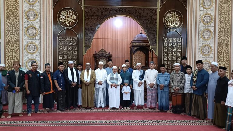 Gubernur Al Haris Melaksanakan Safari Subuh di Masjid Miftakhurrahmah. (dok. Pariwarajambi.com)