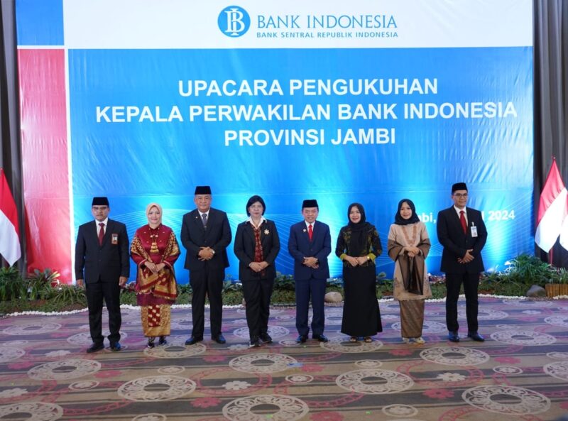 Gubernur Jambi saat menghadiri Upacara Pengukuhan Kepala Perwakilan Bank Indonesia Provinsi Jambi. (dok. Kominfo Provinsi Jambi)