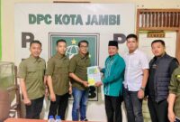 Panji Ketua Tim Milenial Iqbal Linus Saat Pengambilan Formulir di Partai PKB. (dok. Istimewa)