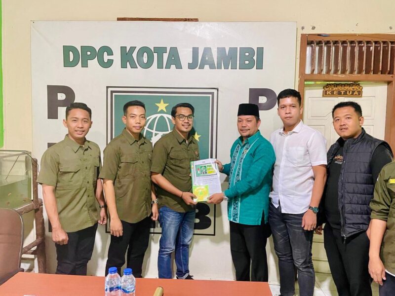 Panji Ketua Tim Milenial Iqbal Linus Saat Pengambilan Formulir di Partai PKB. (dok. Istimewa)