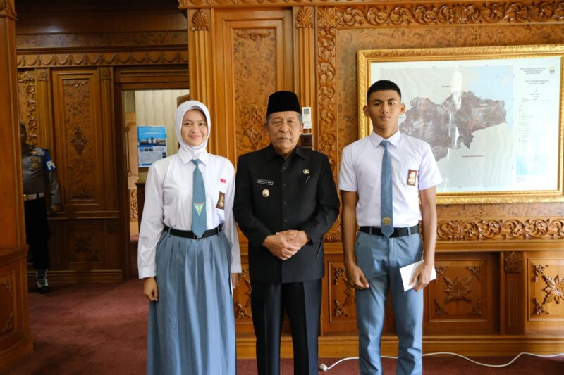 Abdullah Sani Foto bersama Paskibraka Nasional Utusan Jambi.