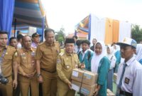 Gubernur Al Haris Menyerahkan Bantuan Dumisake di Kabupaten Merangin.