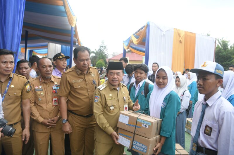 Gubernur Al Haris Menyerahkan Bantuan Dumisake di Kabupaten Merangin.