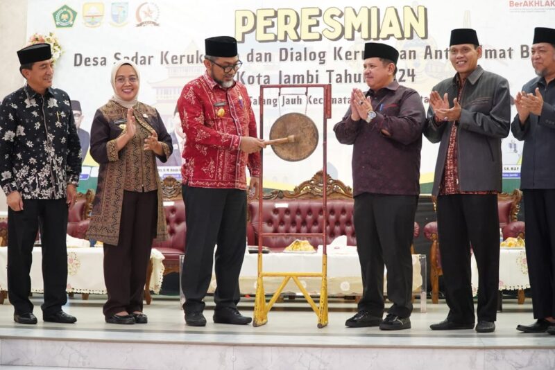 Pjs. Gubernur Jambi Sudirman membuka acara dialog kerukunan umat beragama.