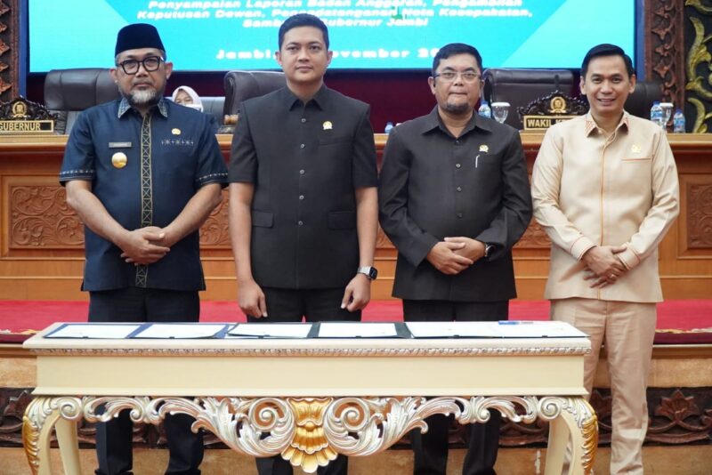 Pjs. Gubernur Sudirman Foto Bersama Pimpinan DPRD Provinsi Jambi.