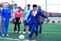 Gubernur Al Haris melakukan Kick Off Pembukaan Turnamen Mini Soccer ANTARA Cup 2024. (Foto: Kominfo Prov. Jambi).