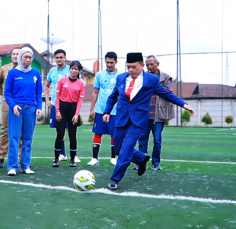 Gubernur Al Haris melakukan Kick Off Pembukaan Turnamen Mini Soccer ANTARA Cup 2024. (Foto: Kominfo Prov. Jambi).