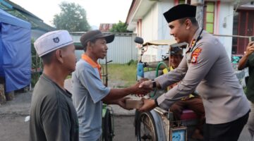 Bulan Penuh Berkah, Kapolres Bantaeng AKBP Nur Prasetyantoro Bagikan Ratusan Takjil