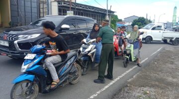 Jelang Buka Puasa, Koramil 1426-04/Galut Bagi Takjil Kepada Para Pengguna Jalan 