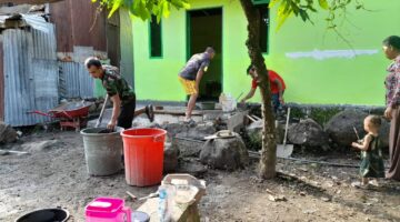 Sinergi TNI Bersama Rakyat, Babinsa Melakukan Karya Bakti Bantu Warga Bangun Rumah